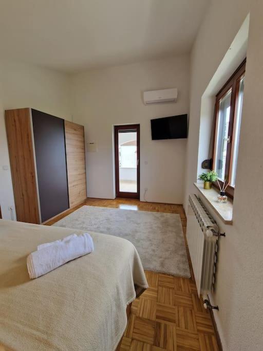 Villa Castanea - Kuca Za Odmor S Bazenom Kukci Εξωτερικό φωτογραφία